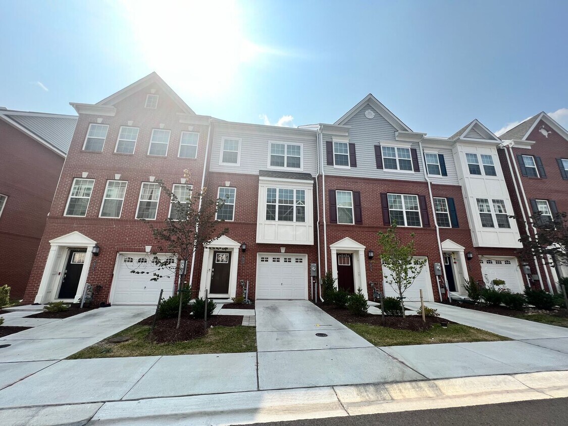 Primary Photo - Amazing 3 Full BR & 1 Additional Room/3.5 ...