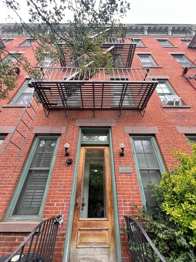 Building Photo - 206 6th St