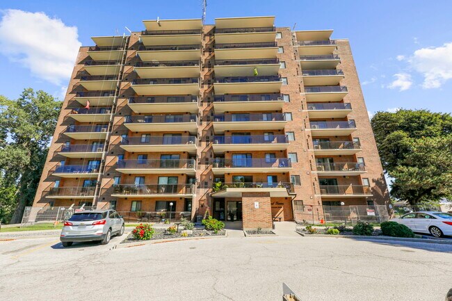 Photo du bâtiment - Regal Tower Apartments - Chatham