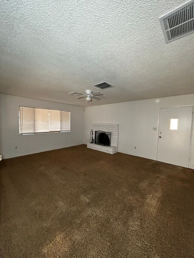 Foto del edificio - Coming Soon: 3 Bedroom Home with Solar and 2-Car Garage