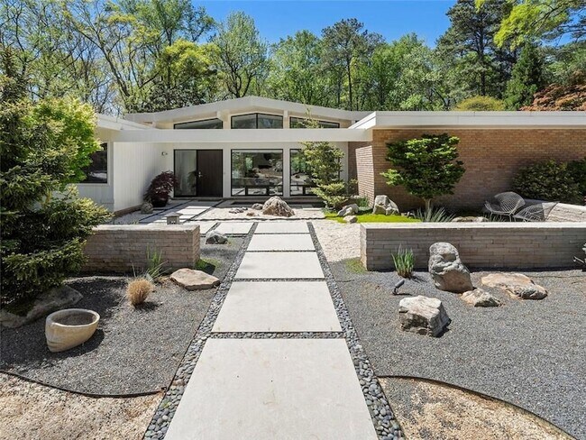 Foto del edificio - 2730 Ridgewood Rd NW