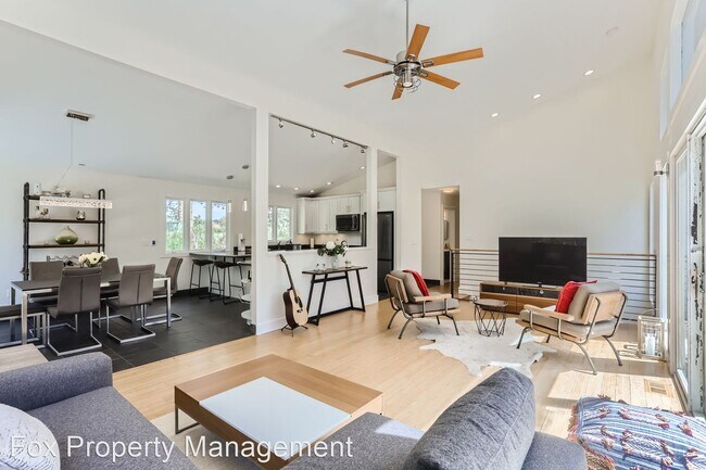 Foto del edificio - 4 br, 3 bath House - 215 Broken Fence Road