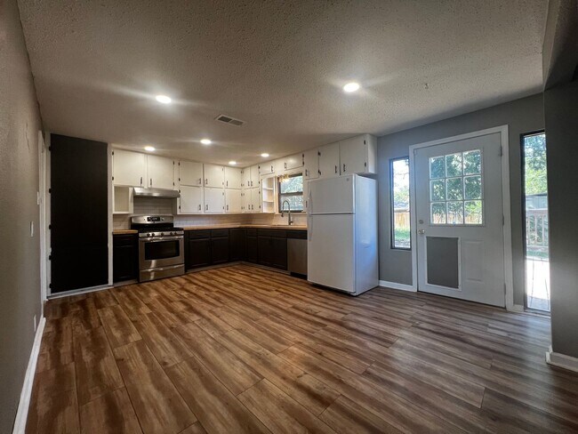 Foto del edificio - Large 3 Bedroom Home with Flex Space