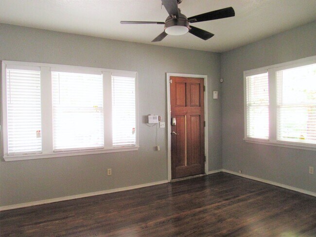 Foto del edificio - **Move in special** One month free!!