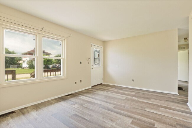 Foto del edificio - You won't want to miss this home