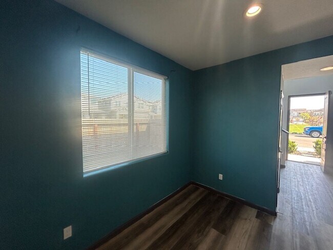 Foto del edificio - Two story on corner lot.