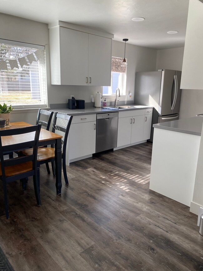 Building Photo - 450 E 200 S