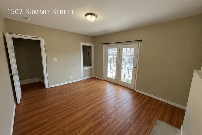 Building Photo - 1507 Summit St