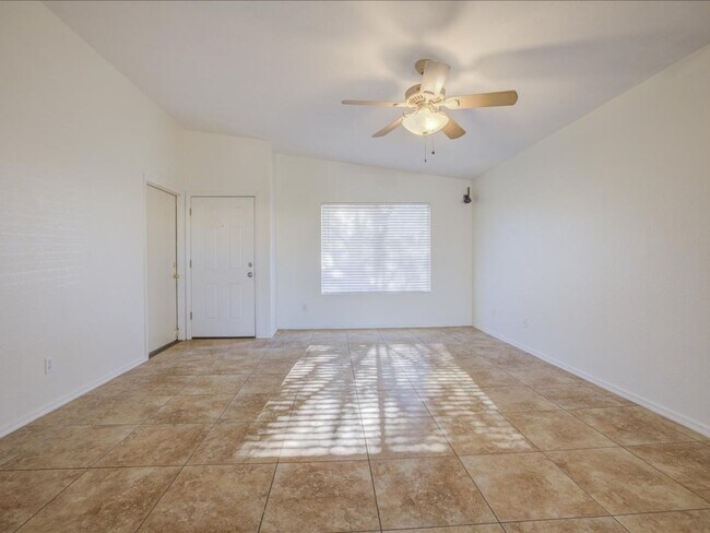 Building Photo - 3 Bedroom 2 Bathroom