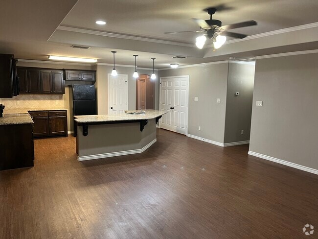 Building Photo - 165 Oakview Ct
