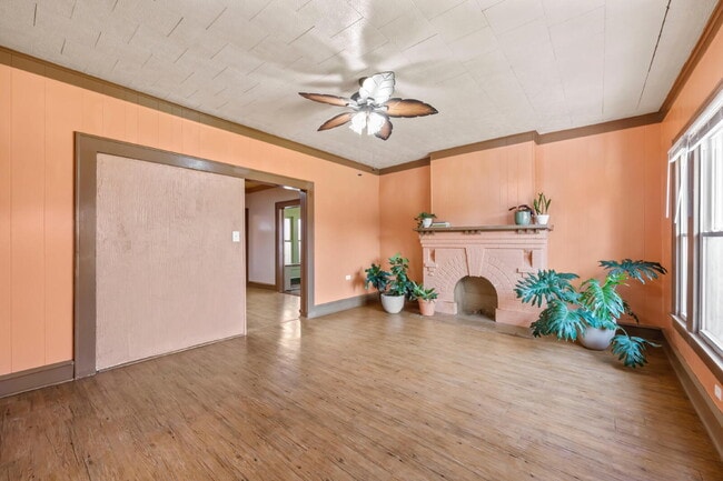 Foto del edificio - Stylish 1920s Gem Near Downtown with Fresh Updates