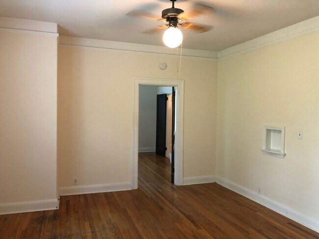 Foto del edificio - Historic 1 BR/1 BA Upstairs Apartment
