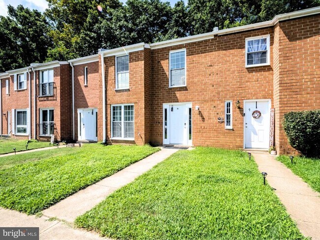 Building Photo - 10 Oak Dr