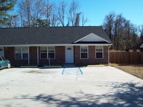 Building Photo - 984 Live Oak Dr