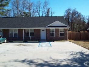 Building Photo - 984 Live Oak Dr