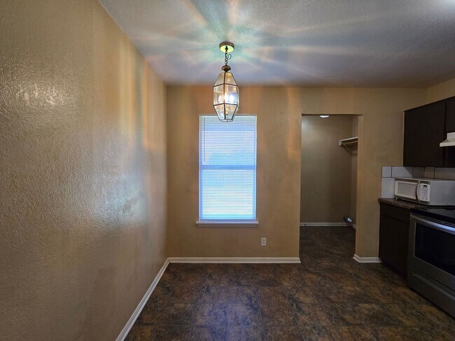Building Photo - SECTION 8/HUD APPROVED - AVAILABLE NOW!