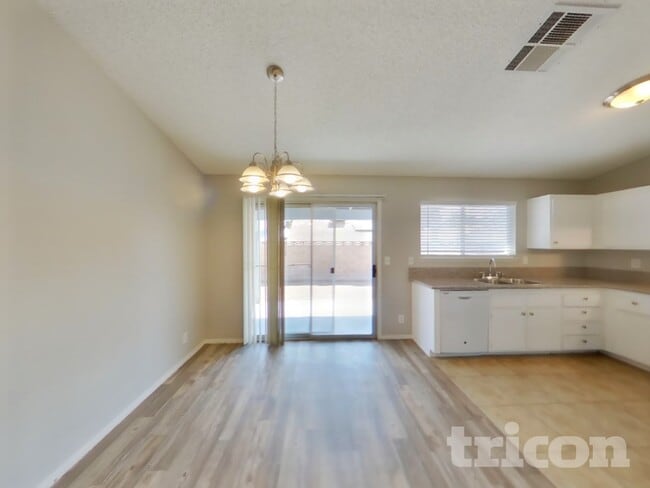Building Photo - 1833 Ridgefield Dr