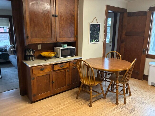 Foto del edificio - Nice 3 Bed 1 bath close to Water St. and UWEC! Available June 1st
