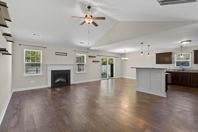 Foto del edificio - 3 bedroom with BONUS room in community pool neighborhood!