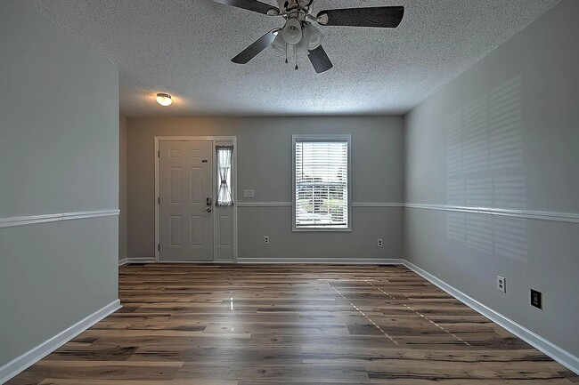 Building Photo - Charming Renovated 2 bedroom/ 3 bath Townhome Near Bristol Country Club – Prime Location!