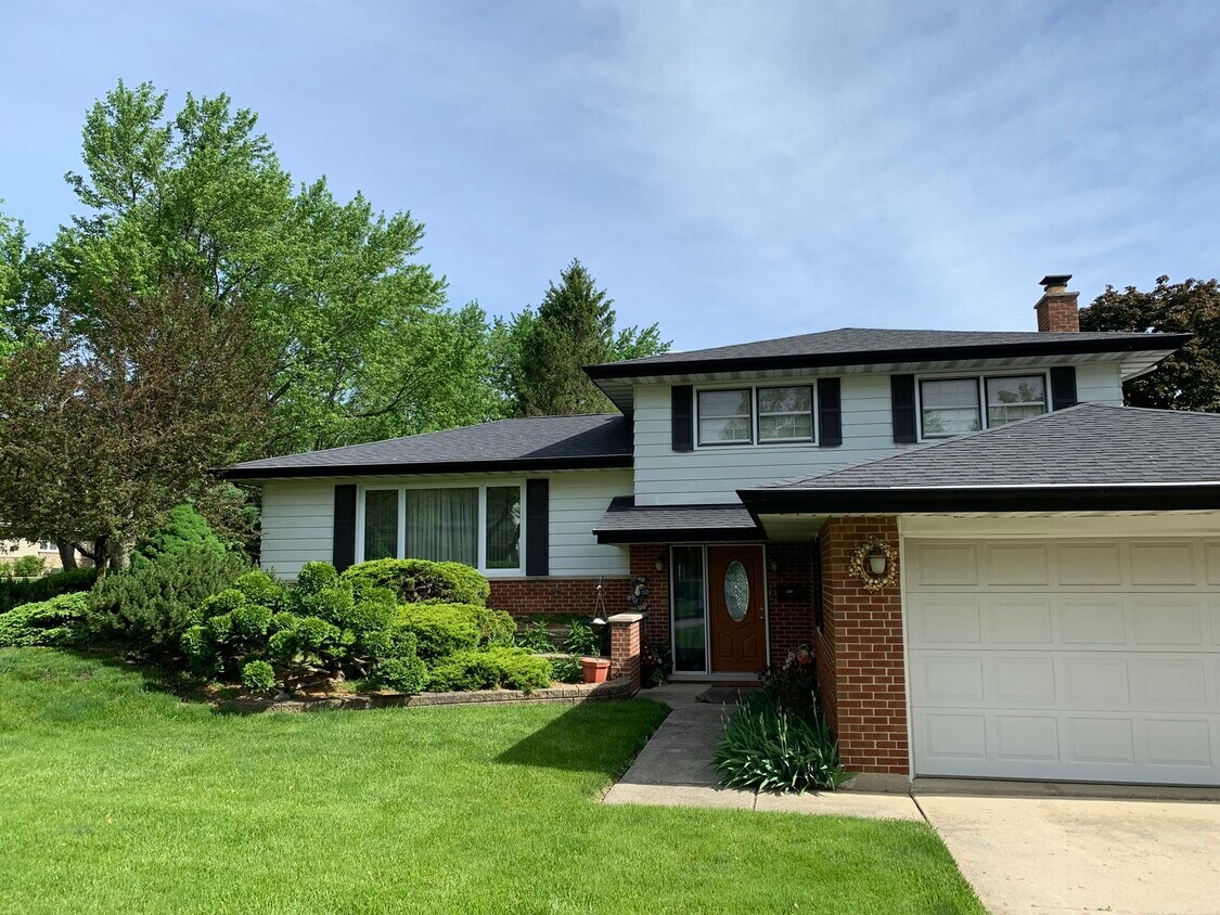 Primary Photo - 18W206 Claremont Dr