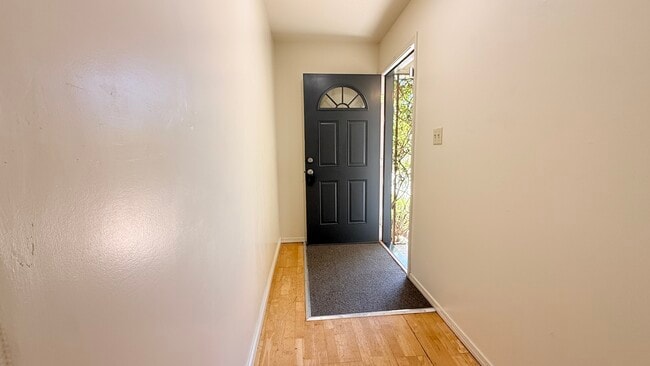 Building Photo - 550 Highland Dr
