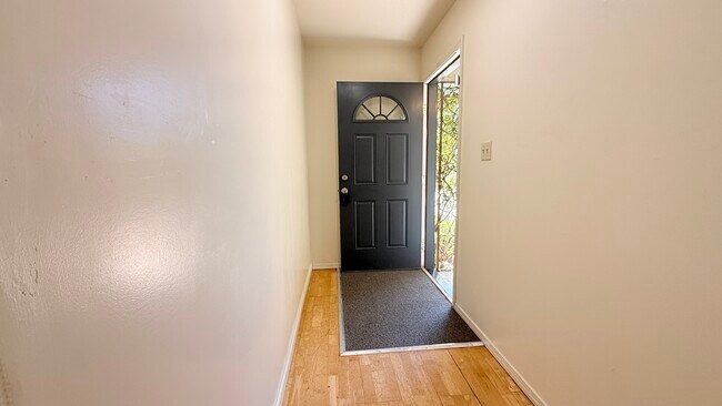 Foto del edificio - 550 Highland Dr