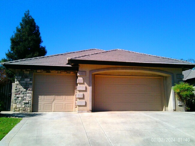 Building Photo - CUSTOM BUILT IN GATED SOUTHERN OAKS !!!