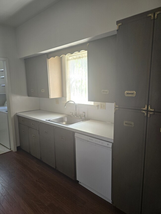 Kitchen - 202 Butler St