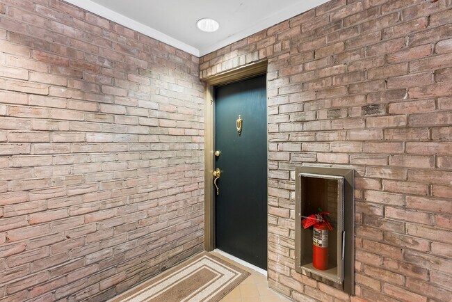 Foto del edificio - 110 Cross Keys Rd