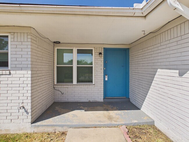 Building Photo - 324 NW Compass Dr