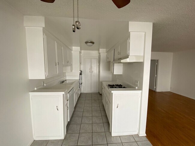 Building Photo - Spacious 1 bedroom - 1 bath unit with gate...