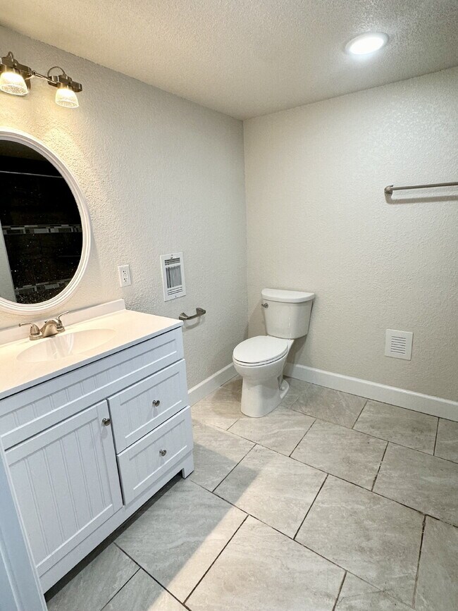 Building Photo - Renovated 1-Bedroom Apartment – Modern Tou...