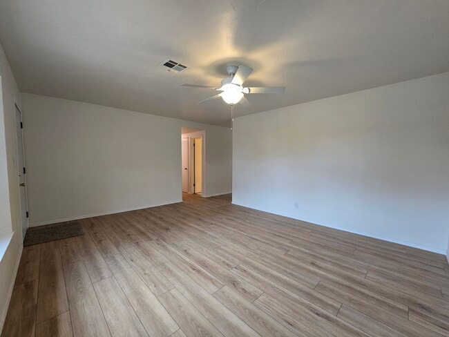 Building Photo - 3 bedroom home in North Rock Creek for Lease.