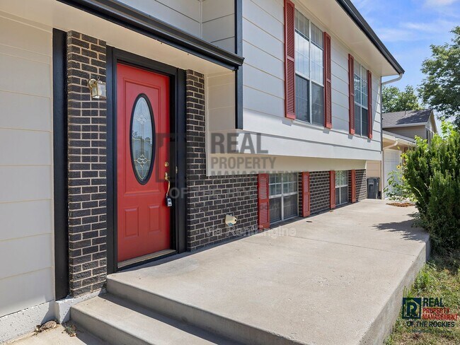 Building Photo - 412 Towhee St