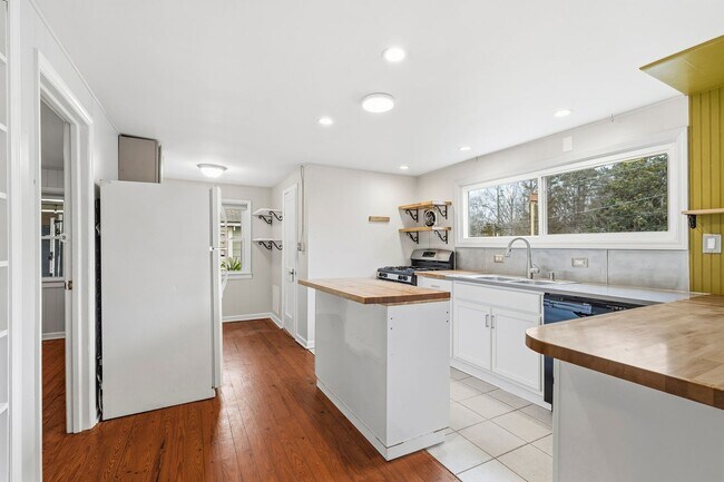 Foto del edificio - 2be/1ba House in the Heart Of Carrboro with Gym & Sauna