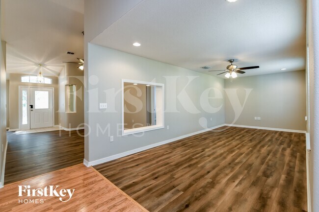 Foto del edificio - 15105 Greater Groves Blvd