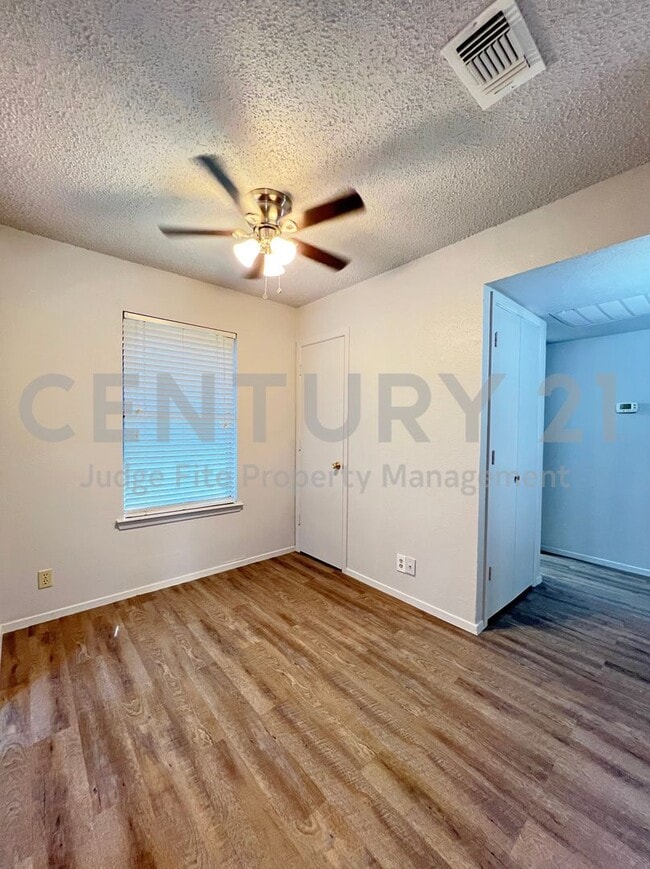 Foto del edificio - Charming 2/1 Duplex in Denton Priced to Move!