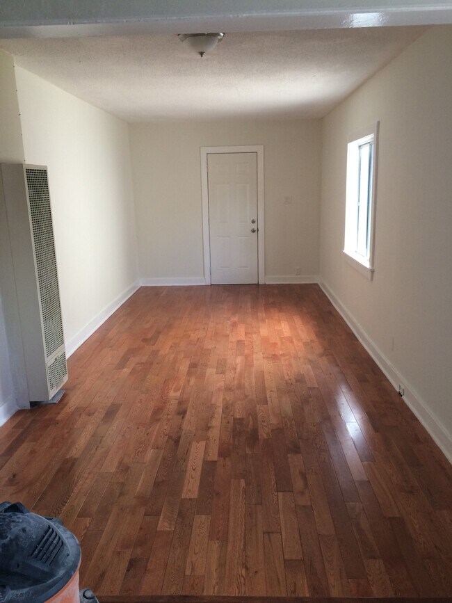 Living room - 1680 S Longwood Ave