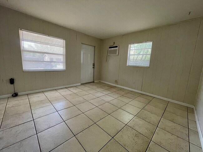 Building Photo - 10113 N Lantana Ave