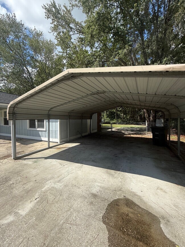 Building Photo - 814 Kelly Dr