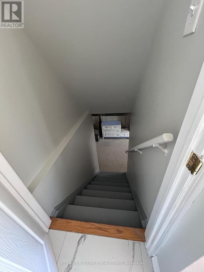 Building Photo - 837 McKay Crescent