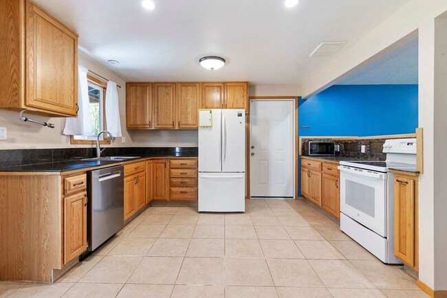 Building Photo - 18040 SE Haig Dr