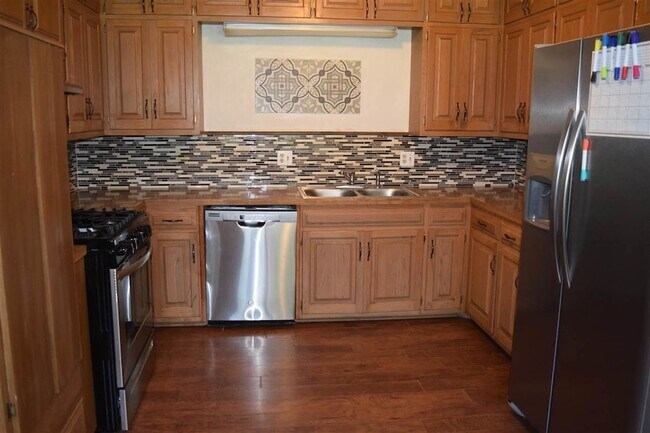 Foto del edificio - 721 W Lakeshore Dr
