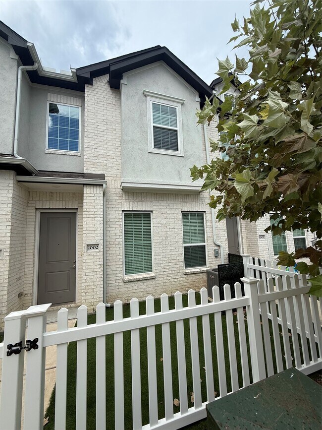 Building Photo - 12400 Greens Rd