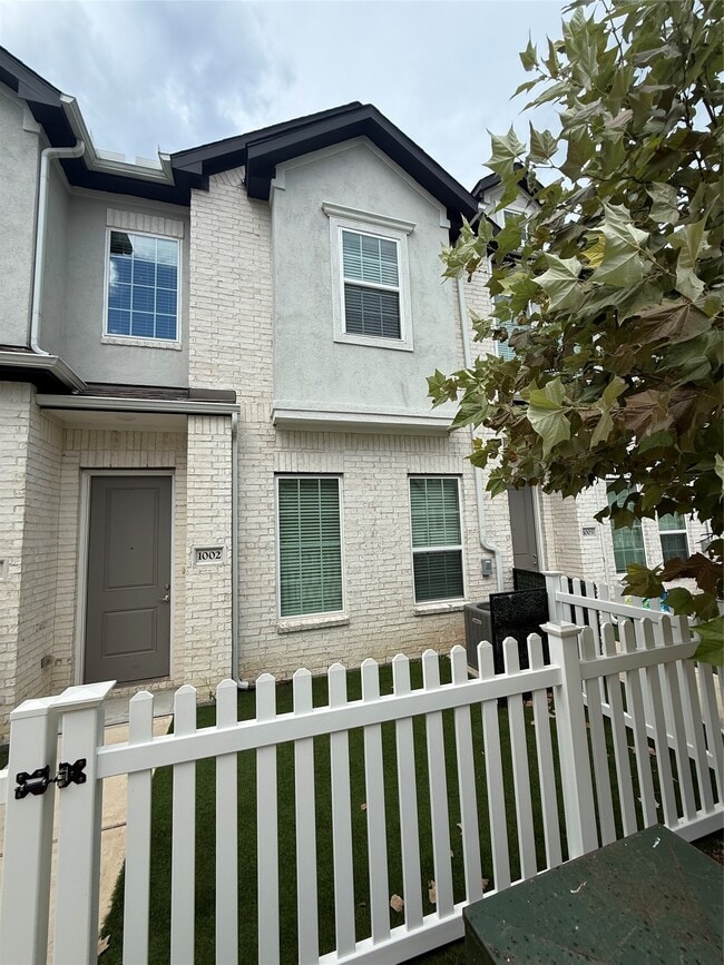 Building Photo - 12400 Greens Rd