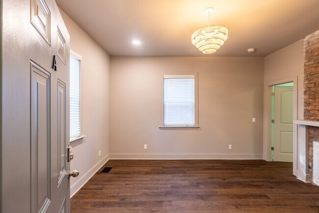 Building Photo - $500 OFF March Rent! Ground-Floor Renovated 1BR Near SCAD