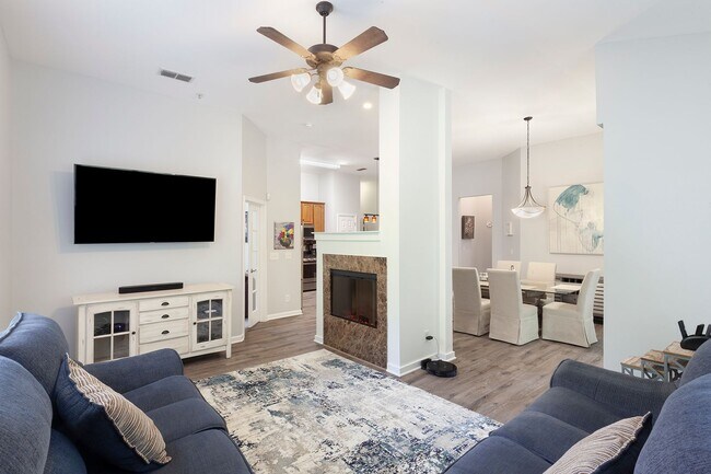 Foto del edificio - Top-Floor Corner Condo in Prime Location —...