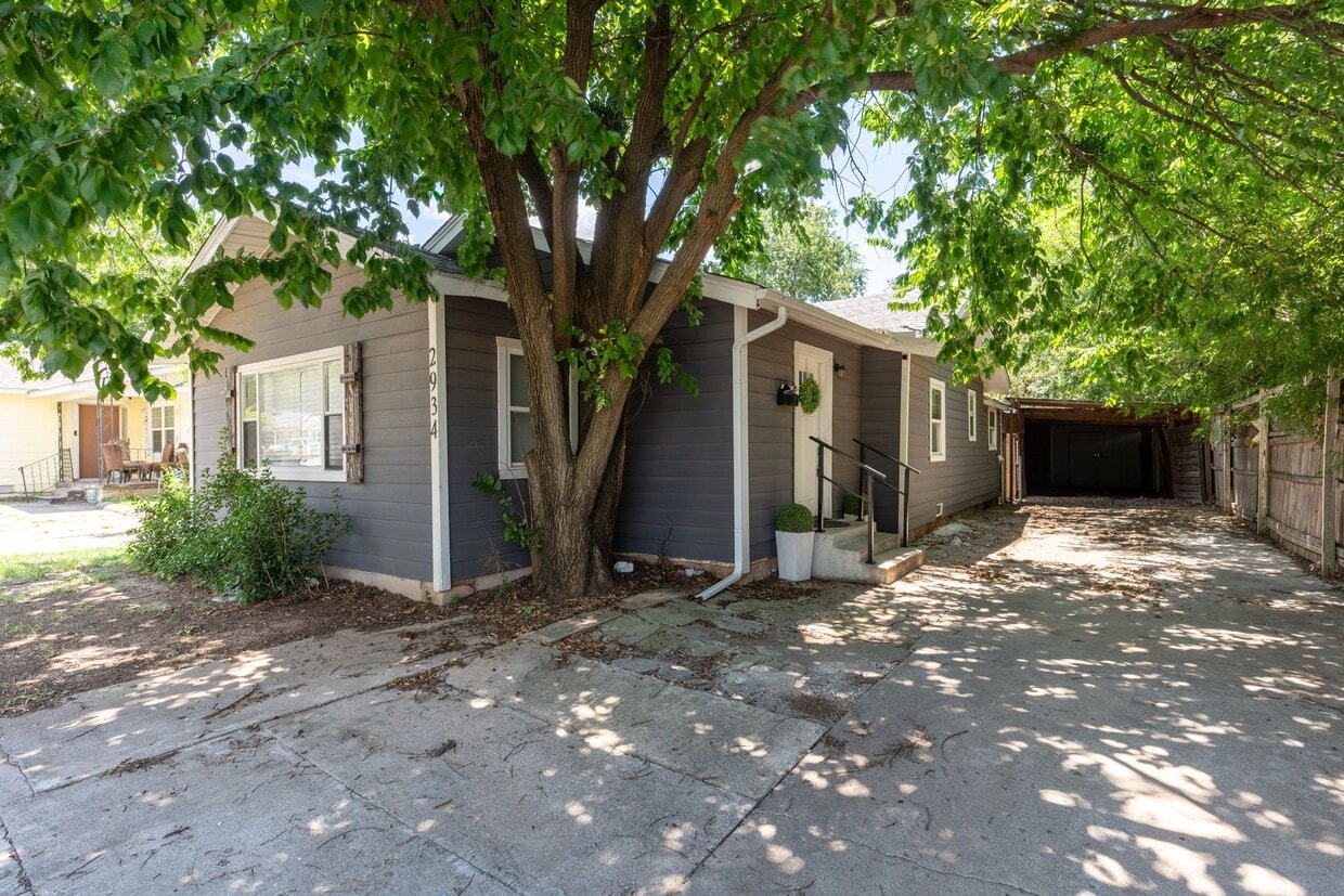 Primary Photo - 2-Bed Furnished or Unfurnished The Choice ...