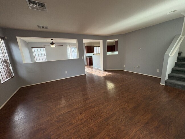 Foto del edificio - Convenient Location Three bedroom 2.5 baths 2 car garage